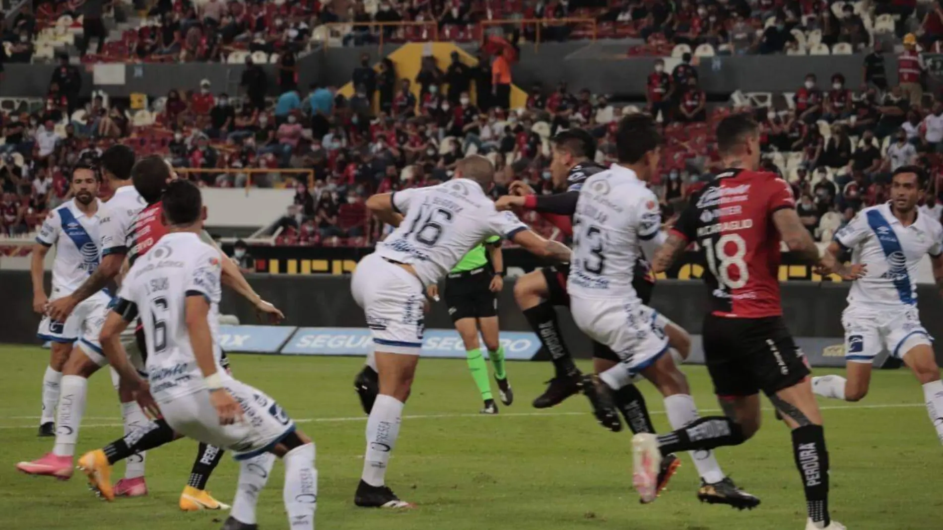 Atlas contra Puebla cancha del Estadio Jalisco